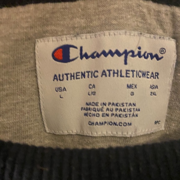 Champion Crewneck Pull-Over - Picture 3 of 3